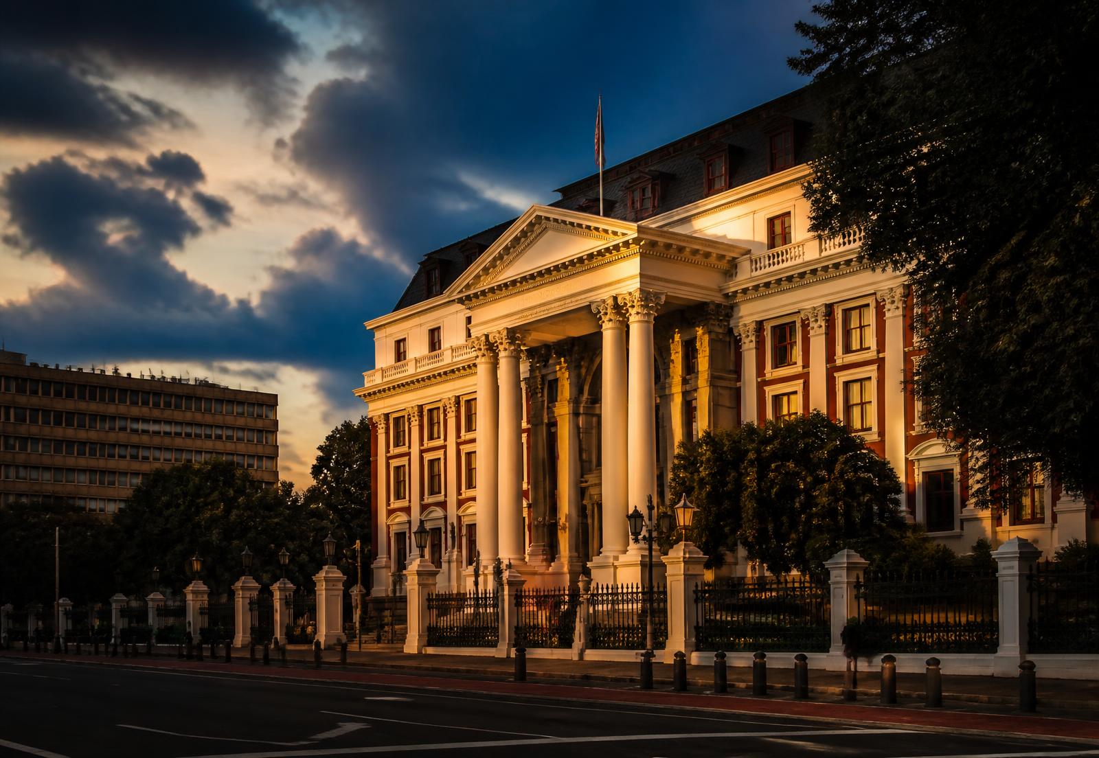 Die Parlementsgebou in Kaapstad teen sonsondergang